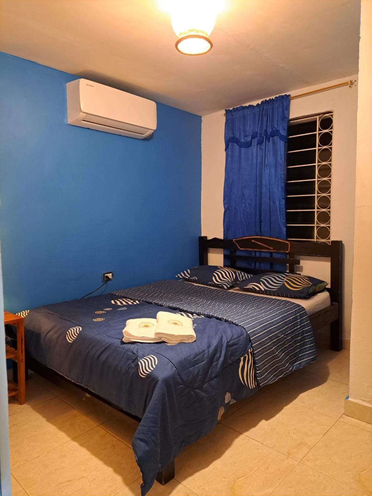 Hostel Shalom Adonai Cartagena Exterior photo