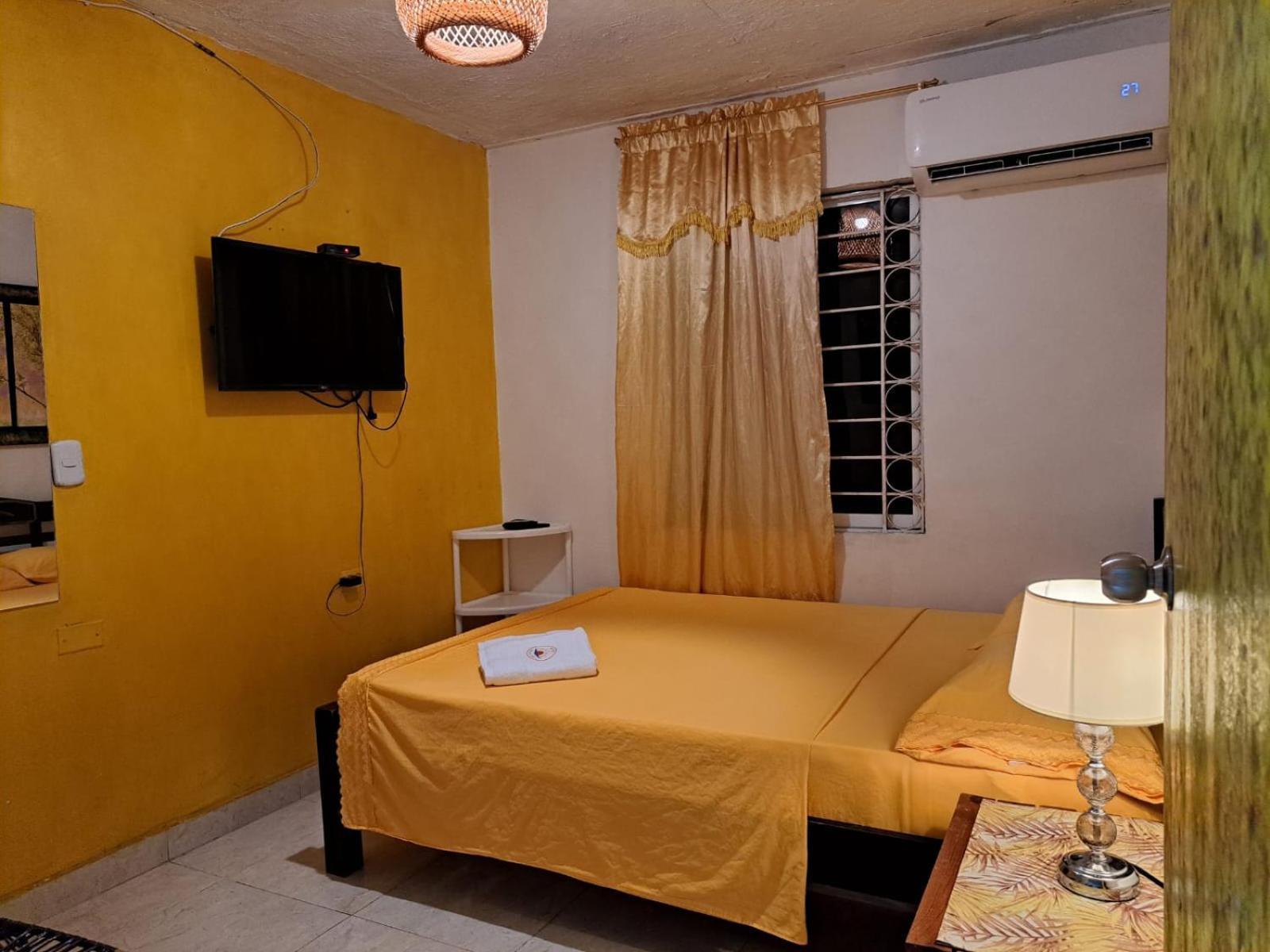 Hostel Shalom Adonai Cartagena Exterior photo